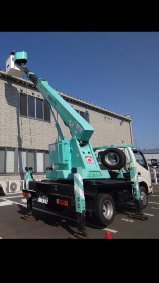 高所作業車を使用しての窓ガラス清掃のご紹介(‘◇’)ゞ